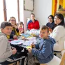 A la maison des familles du bassin chambérien - Atelier dessin et découpage avec les enfants et les parents encadré par Solène Boggio travailleuse sociale 